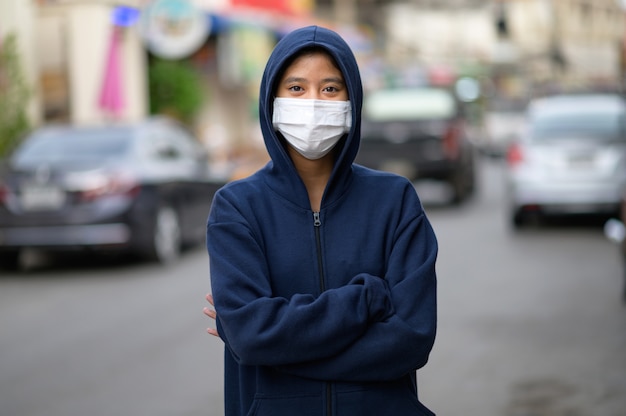 Asian Teen Noszenie maski do ochrony przed wirusami