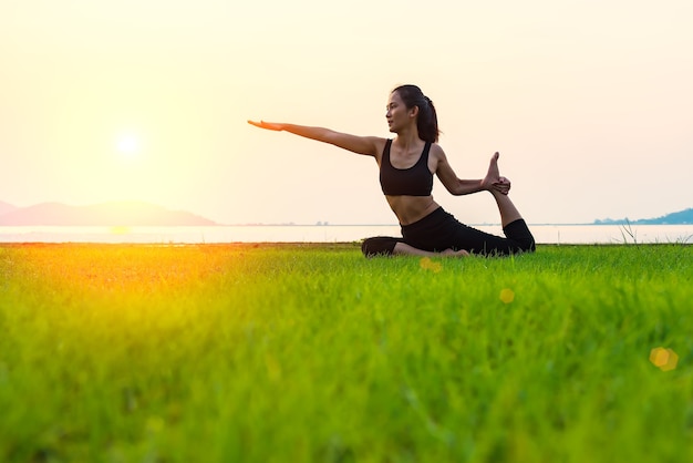 asian woman practicing yoga at morning, asian woman in yoga pattern ćwiczenia dla zdrowego życia: koncentrować