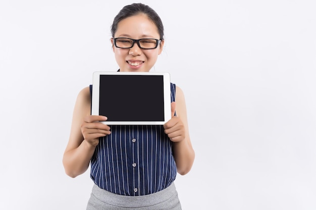 Asian womanPiękny młody biznesowy portret kobiety odizolowywający na białej damie stażysta trzyma iPada