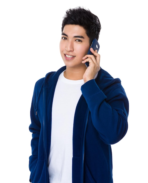 Asian Young Man czat na telefonie komórkowym