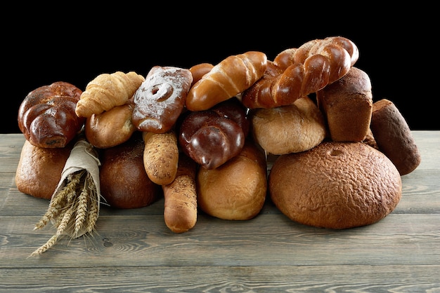 Asortowani chleby odizolowywający na bielu