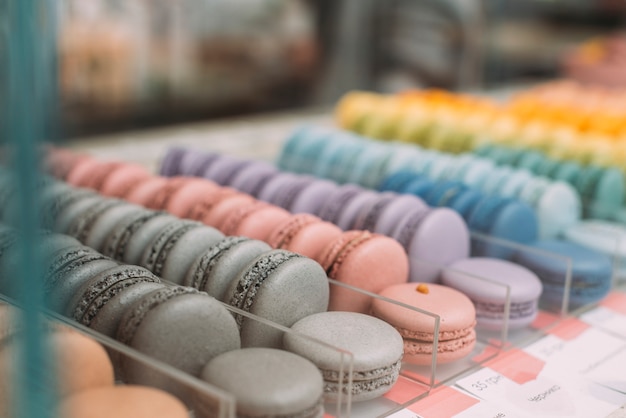 Zdjęcie asortowani macaroons w kawiarni