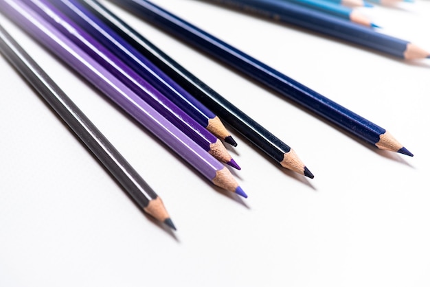 Asortyment Kolorowych Ołówków. Kolorowe Kredki Do Rysowania. Kolorowe Kredki Do Rysowania W Różnych Kolorach