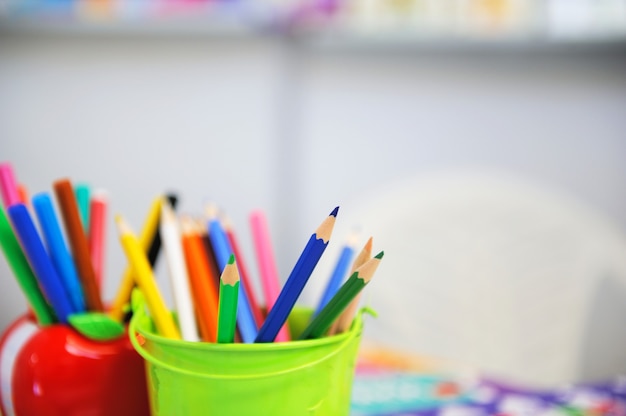 Asortyment kolorowych ołówków/kolorowych ołówków do rysowania/kolorowych ołówków do rysowania w różnych kolorach;