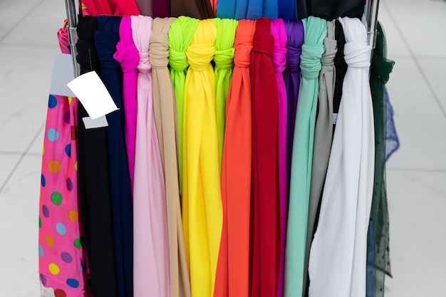 Asortyment kolorowych tkanin w sklepie na ladzie