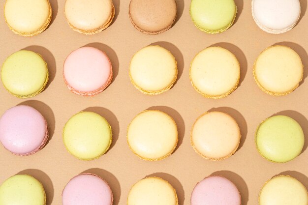 Zdjęcie asortyment macarons jest starannie ułożony w rzędach na płaskiej powierzchni