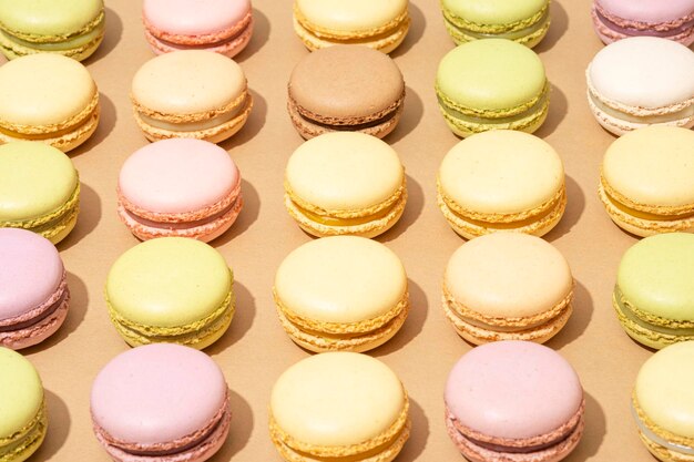 Asortyment Macarons Jest Starannie Ułożony W Rzędach Na Płaskiej Powierzchni