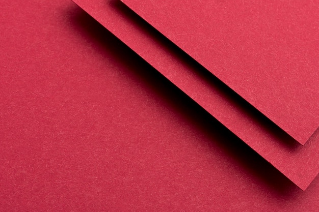 Asortyment martwej natury monochromatycznej z czerwonym papierem