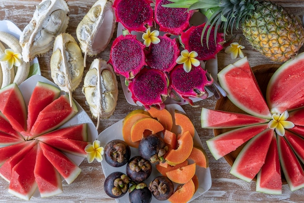 Zdjęcie asortyment owoców tropikalnych zbliżenie widok z góry wiele kolorowych dojrzałych owoców tła durian papaja arbuz banan mangostan ananas i pitahaya lub owoc smoka na wyspie bali indonezja