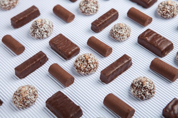 Asortyment pysznych cukierków czekoladowych w tle