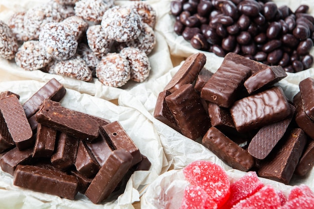 Asortyment pysznych cukierków czekoladowych w tle
