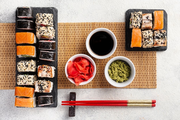 Asortyment roladek sushi maki z pałeczkami