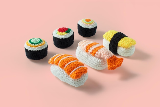 Asortyment rolek maki sushi i nigiri Ręcznie robiony na szydełku i kolorowej wełnie Zestaw do sushi amigurumi