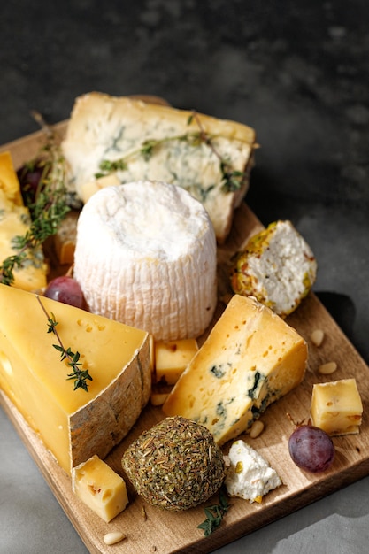 Asortyment różnych serów z bliska Shropshire langre asiago ser gorgonzola shanklish