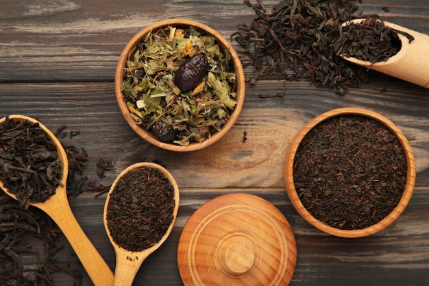 Asortyment suchej herbaty na brązowym drewnianym tle