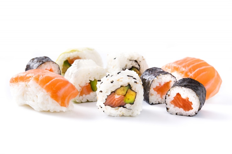 Zdjęcie asortyment sushi na białym tle