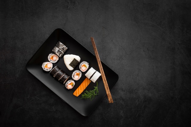 Asortyment sushi na czarnym prostokątnym talerzu z miejsca kopiowania