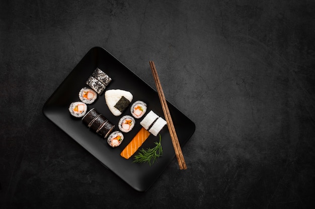 Zdjęcie asortyment sushi na czarnym prostokątnym talerzu z miejsca kopiowania