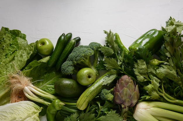 Asortyment świeżych owoców i warzyw Tło zdrowej żywności Zakupy żywności w supermarkecie