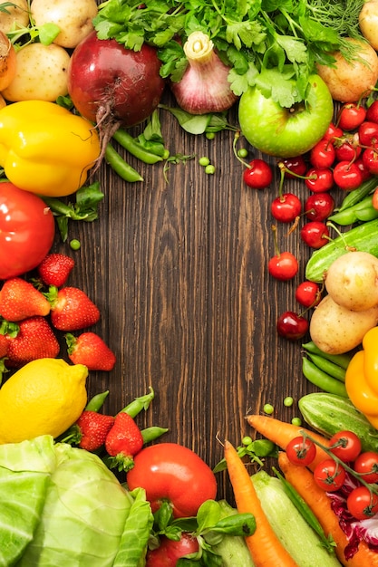 Asortyment świeżych warzyw i owoców na drewnianym stole tło Koncepcja zdrowej żywności ekologicznej