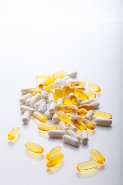 Asortyment tabletek farmaceutycznych i oleju rybnego