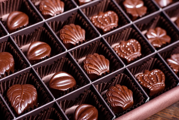 Asortyment wybornych cukierków czekoladowych