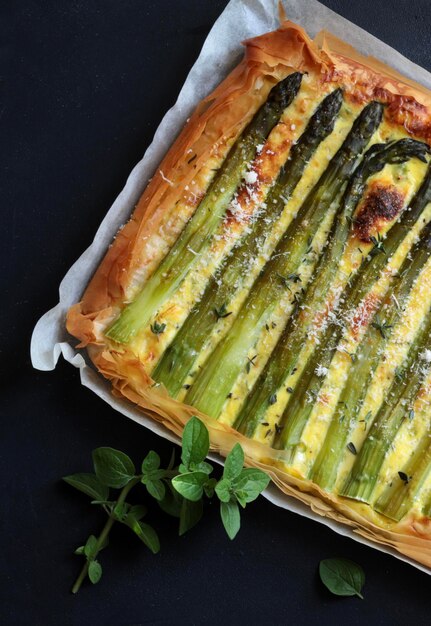 Zdjęcie asparagus quiche domowe ciasto z asparagusem