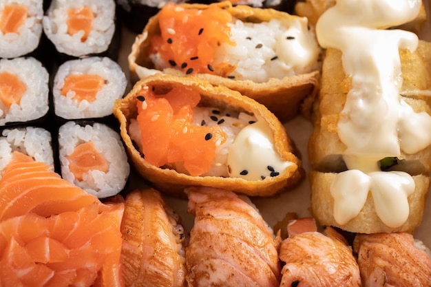 Assorted sushi nigiri i zestaw maki Odmiana japońskiego sushi z łososiem i bułkami z tuńczyka krabowego