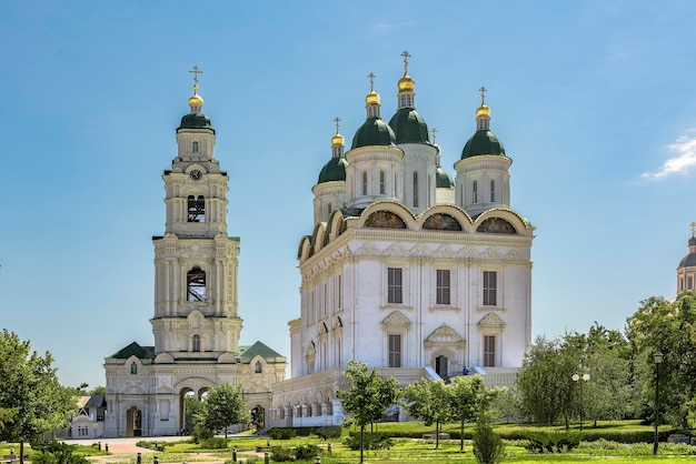 Astrachański dziedziniec Kremla Katedra Wniebowzięcia NMP i dzwonnica