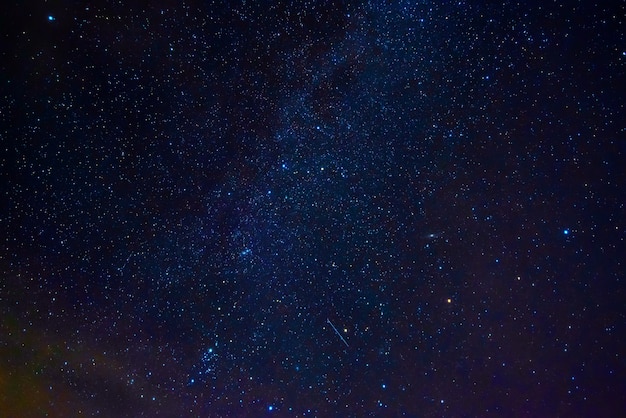 Astrofotografia ciemnoniebieskiego gwiaździstego nieba z wieloma gwiazdami, mgławicami i galaktykami