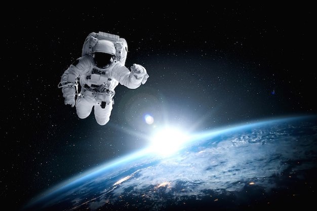 Astronauta kosmiczny wykonuje spacer kosmiczny podczas pracy na stacji kosmicznej