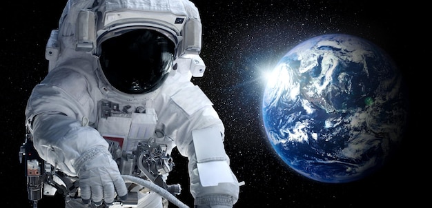 Astronauta kosmonauta robi spacer kosmiczny podczas pracy na stacji kosmicznej