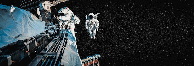 Astronauta kosmonauta robi spacer kosmiczny podczas pracy na stacji kosmicznej