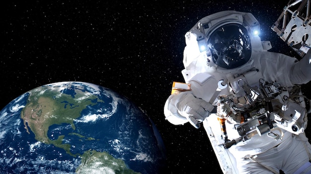 Astronauta kosmonauta spaceruje w kosmosie podczas pracy nad misją lotów kosmicznych
