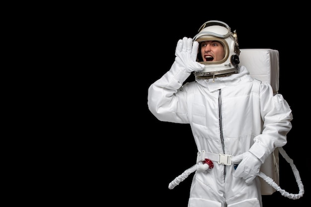 Astronauta kosmonauta w hełmie skafandra kosmicznego galaktyki krzyczy o pomoc w kosmosie nieznana