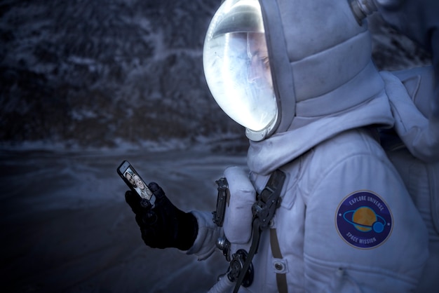 Astronauta mężczyzna patrzący na zdjęcie siebie i kobiety podczas misji kosmicznej na nieznanej planecie