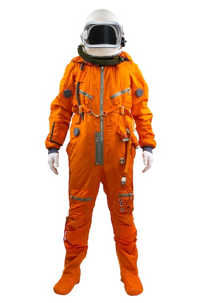 Astronauta na białym tle na białym tle. Kosmonauta ubrany w skafander stojący na białym tle.