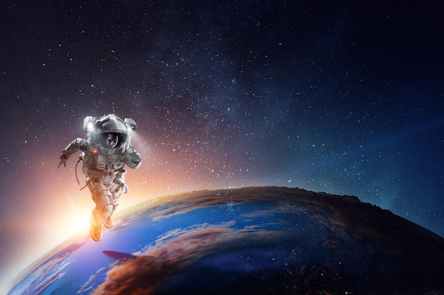 Astronauta na spacewalk na orbicie planety.