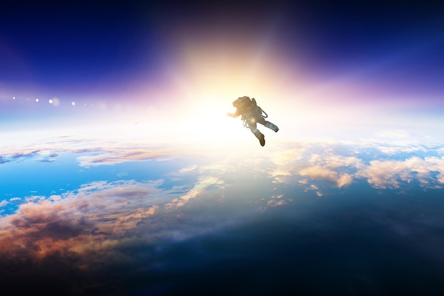 Astronauta Na Spacewalk Na Orbicie Planety.
