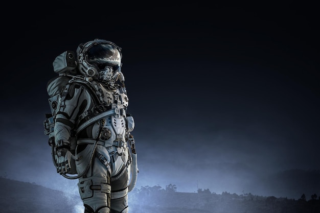 Astronauta spacerujący po niezbadanej planecie. Różne środki przekazu