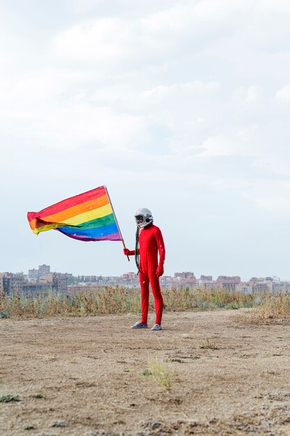 Astronauta trzymający flagę LGBT - LGBT Gay Pride.