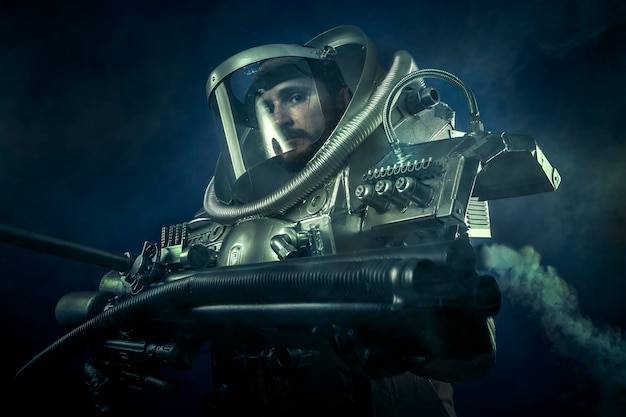 Astronauta, wojownik fantasy z ogromną bronią kosmiczną