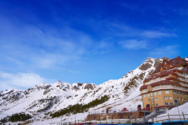 Astun narciarski teren w Huesca na Pyrenees Hiszpania