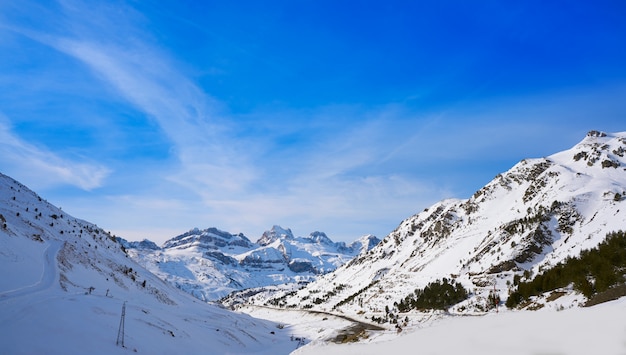 Astun narciarski teren w Huesca na Pyrenees Hiszpania