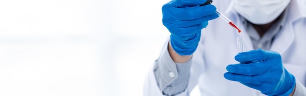 Asystenci laboratoryjni badają reakcje chemiczne naukowcy medyczni badacze chemicy eksperymenty chemiczne i testy chorób z próbek krwi pacjentów Koncepcja medycyny i badań