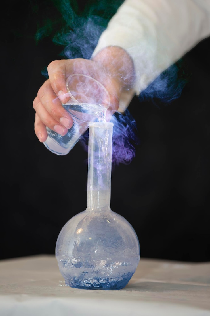Zdjęcie asystent laboratoryjny chemika wlewa świetlny mistyczny roztwór do kolby medycznej