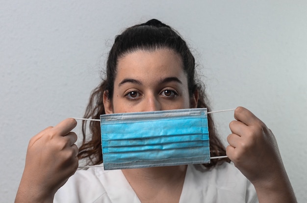Asystentka pielęgniarska z maską do walki z koronawirusem