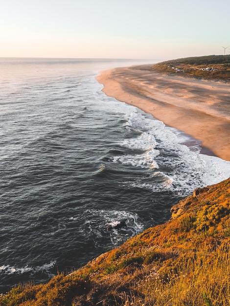 Zdjęcie atardecer en nazare, portugalia