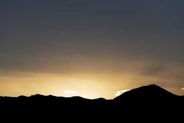 Atardecer Siluetas Formadas En Los Montes Por Los Rayos Del Sol En La Hora Dorada