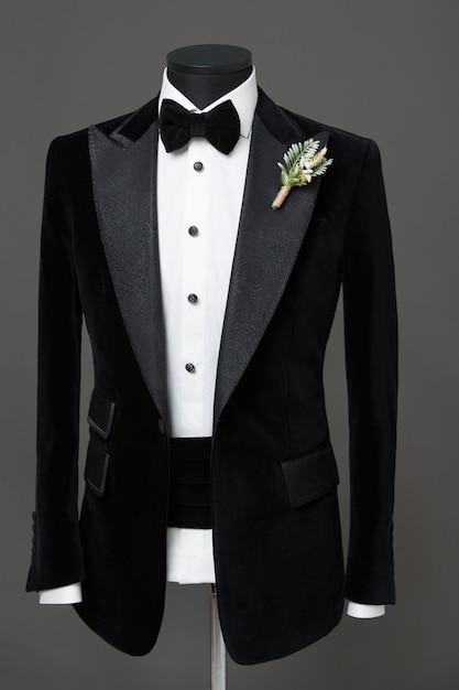 Zdjęcie atelier do naprawy ubrań stylowy wygląd wygląd mody męski wygląd styl weselny koncepcja mody odzież markowa klasyczny kostium garnitur na czarnym tle wystawa sklepowa styl klasyczny szare tło